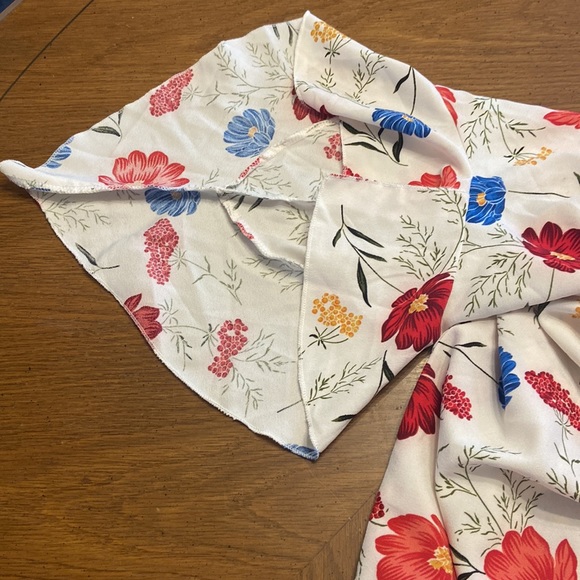 🏫5/2510/50🏫 Dramatic sleeve floral top by and the why size large - Picture 8 of 8